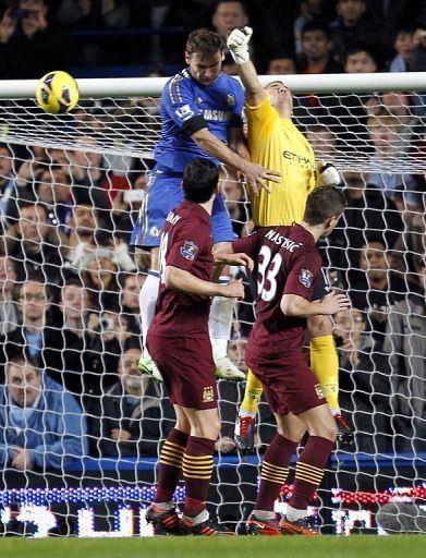Chelsea&#039;s Branislav Ivanovic (top L) tries to score past Manchester City&#039;s goalkeeper Joe Hart (top R)