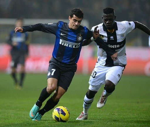 Inter&#039;s forward Philippe Coutinho (L) fights for the ball with Parma&#039;s defender Afriyie Acquah