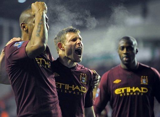 Manchester City&#039;s James Milner (2nd L) celebrates with Maicon (L) and Yaya Toure (R)