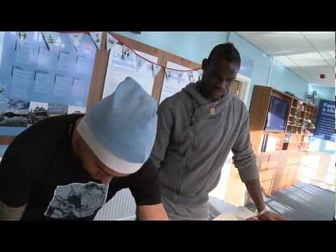Video: Tevez teaches Balotelli how to wrap a present!
