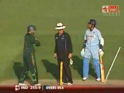 Video: Gilchrist gets the 'Sreesanth' effect