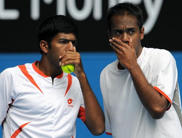 Indian tennis player Rohan Bopanna (L) s