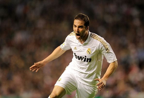 Late goals keep Real Madrid in title hunt
