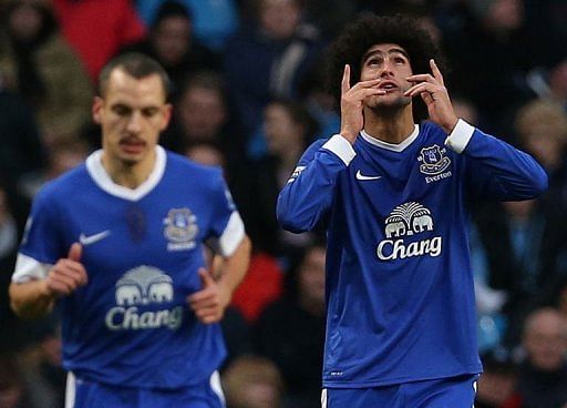 Everton&#039;s striker Marouane Fellaini celebrates (R) scoring