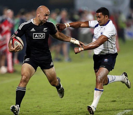 New Zealand&#039;s Dj J Forbes (L) fights for the ball with Samoa&#039;s Reupena Levasa