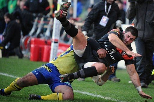 Toulouse&#039;s prop Vasil Kakovin (R) is tackled by Clermont&#039;s prop Davit Zirakashvili