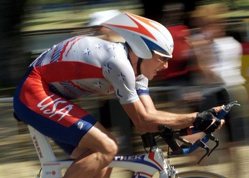American Lance Armstrong races to win the bronze medal in the men&#039;s individual time trial