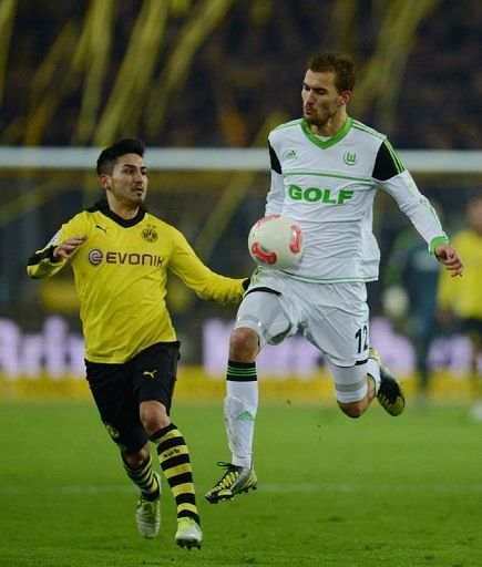 Wolfsburg&#039;s striker Bas Dost (R) and Dortmund&#039;s midfielder Ilkay Guendogan fight for the ball