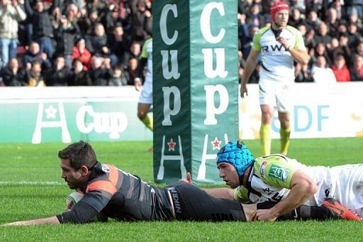 Toulouse&#039;s centre Florian Fritz (L) scores a try