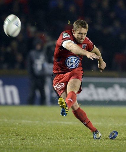 Toulon&#039;s English fly-half Jonny Wilkinson kicks for goal