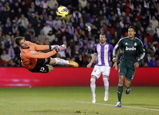 Valladolid&#039;s goalkeeper Jaime Jimenez (L) clears the ball