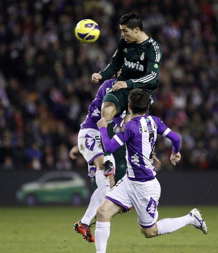 Real Madrid&#039;s forward Cristiano Ronaldo (C) clashes with Valladolid&#039;s defenders