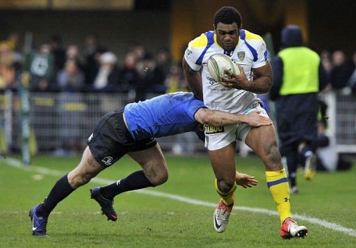 ASM Clermont-Auvergne&#039;s winger Napolioni Nalaga (R) is tackled by a player from Leinster