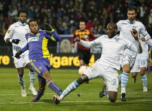 Marcos Tavares (2L) of Maribor vies for the ball with Michael Ciani (2R) of Lazio