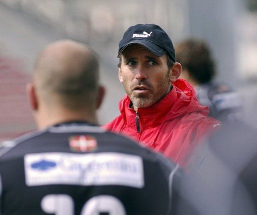 Biarritz&#039; rugby club coach Jack Isaac is pictured during a training session in Biarritz in 2010