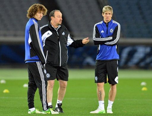 Rafael Benitez (centre) talks to Fernando Torres (right) and David Luiz (left) in Yokoham on December 12, 2012