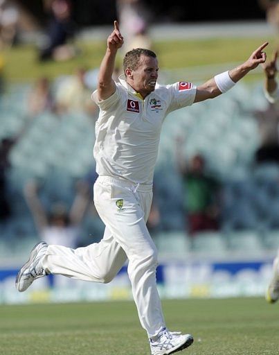 Peter Siddle celebrates the dismissal of South Africa&#039;s Dale Steyn in the second Test in Adelaide on November 26, 2012