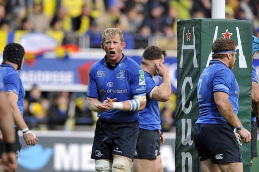 Leinster&#039;s lock Leo Cullen (C) encourages his teammates during their match against Clermont, on December 9, 2012
