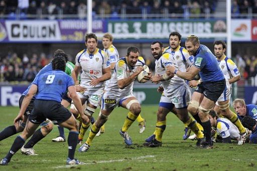 Clermont&#039;s Alexandre Lapandry (C) runs with the ball during their match against Leinster, on December 9, 2012