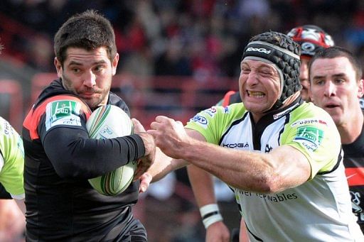 Toulouse&#039;s Florian Fritz (L) breaks away from Ospreys&#039; Ian Gouch during their match on December 8, 2012