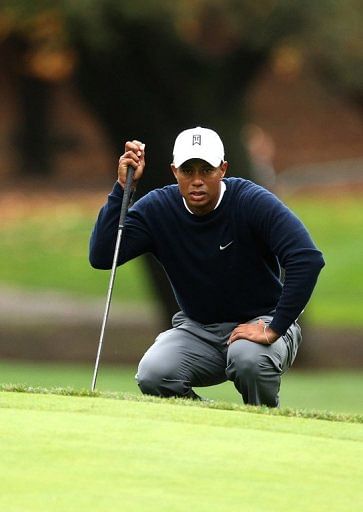 Tiger Woods lines up a chip shot at the Tiger Woods World Challenge on November 29, 2012 in Thousand Oaks, California