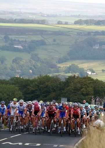 England&#039;s Tom Southam (centre) leads the pack in the Tour of Britain at Oxenhope, South Yorkshire, on September 2, 2004