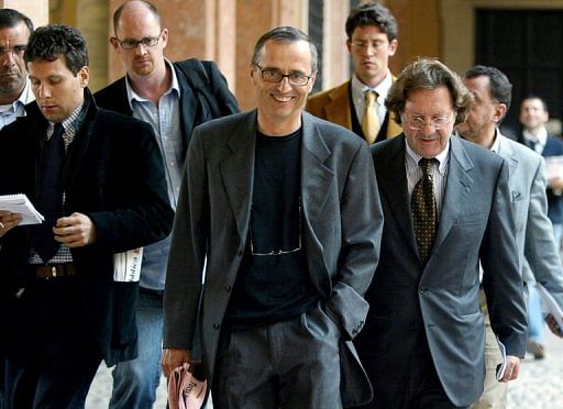 Italian doctor Michele Ferrari (C) leaves the Bologna&#039;s tribunal followed by journalists and his lawyer October 1, 2004