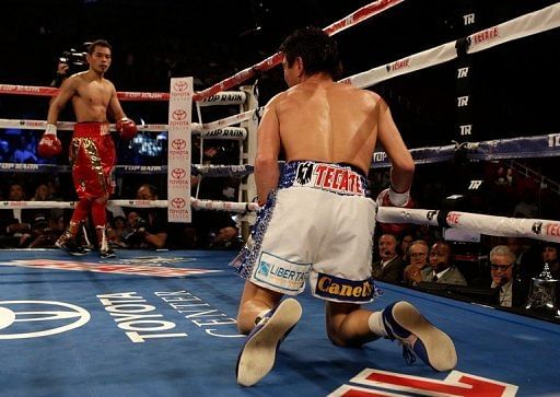 Nonito Donaire (L) knocks out Mexico&#039;s Jorge Arce at the end of the third round, in Houston, on December 15, 2012