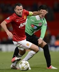Man United's Ryan Giggs (L) fights for the ball with Cluj's Rafael Bastos, in Manchester, on December 5, 2012