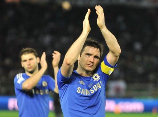 Chelsea&#039;s Frank Lampard (R) acknowledges fans after their Club World Cup loss against Corinthians on December 16, 2012