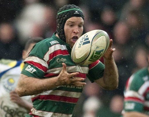 Leicester Tigers Julian Salvi (3rdR) juggles the ball during a match on December 17, 2011 in Leicester