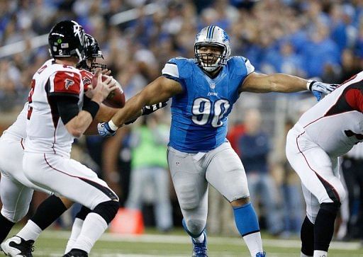 Ndamukong Suh (C) of the Detroit Lions and Matt Ryan (L) of the Atlanta Falcons during their game on December 22, 2012