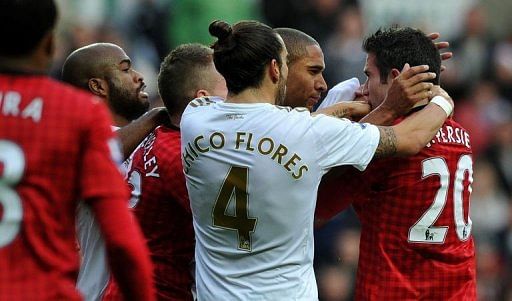 Swansea&#039;s Ashley Williams (2nd R) and Manchester United&#039;s Robin van Persie (R) clash in Swansea on December 23, 2012