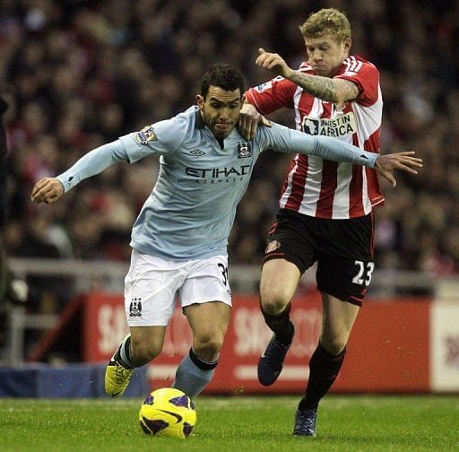Sunderland&#039;s James McClean (R) battles with Carlos Tevez on December 26, 2012