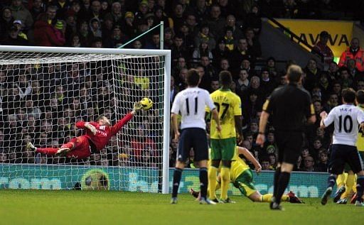 Last-minute Hernandez sends United soaring clear