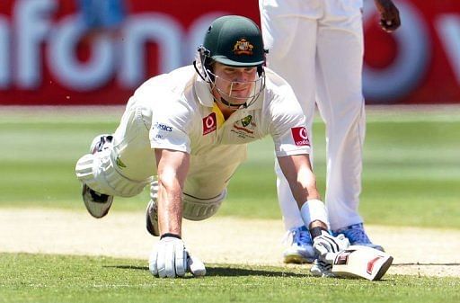 Shane Watson dives to beat the Sri Lankan throw home on the second day of the second Test on December 27, 2012