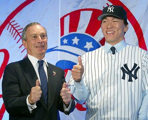 Hideki Matsui (R) and New York City Mayor Michael Bloomberg, pictured at a Times Square hotel, on January 14, 2003