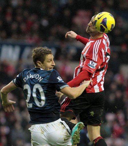 Sunderland's Scottish striker Steven Fletcher (R) vies with Tottenham Hotspur's English defender Michael Dawson (L)