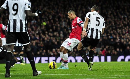 Arsenal striker Theo Walcott (2nd R) lines up a shot on goal against Newcastle United, December 29, 2012