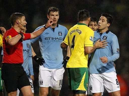 Manchester City&#039;s  Samir Nasri (R) is sent off by referee Mike Jones (L) at Carrow Road, December 29, 2012