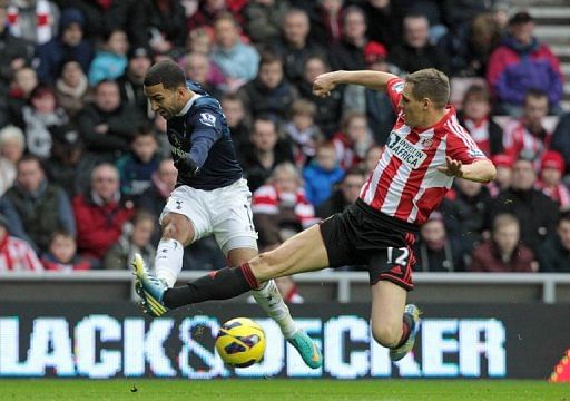 Sunderland&#039;s Matthew Kilgallon (R) makes a lunge at Tottenham Hotspur&#039;s  Aaron Lennon December 29, 2012