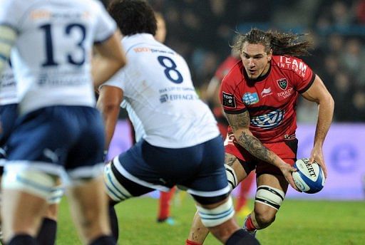 Toulon&#039;s Pierrick Gunther avoids a tackle from Agen players, on December 22, 2012
