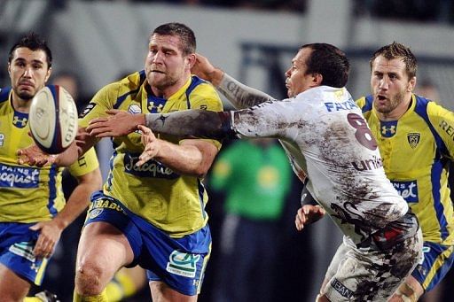 Clermont&#039;s Vincent Debaty (2nd L) fights for the ball with Bordeaux&#039;s Justin Purll, on December 21, 2012