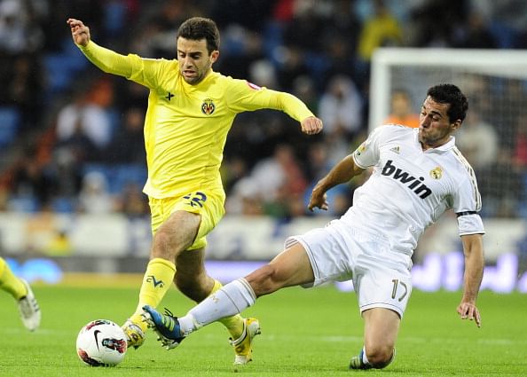 Villarreal&#039;s Italian forward Giuseppe Rossi (L) vies with Real Madrid&#039;s defender Alvaro Arbeloa (R) during the Spanish League football match Real Madrid against Villarreal at the Santiago Bernabeu stadium in Madrid on October 26, 2011.  