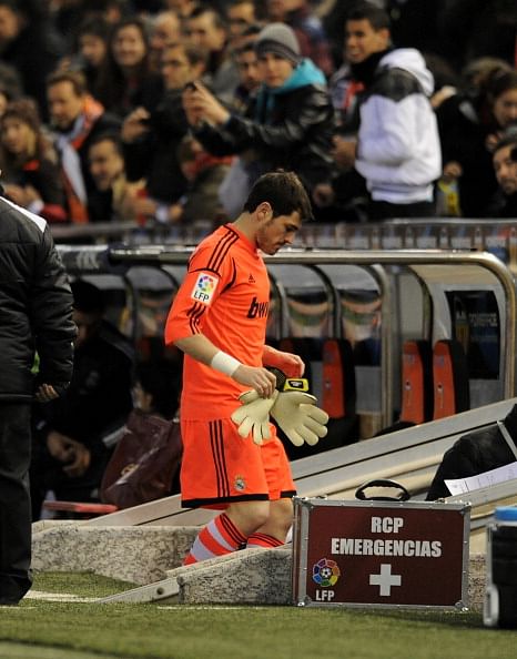 Hand injury to sideline Casillas for weeks