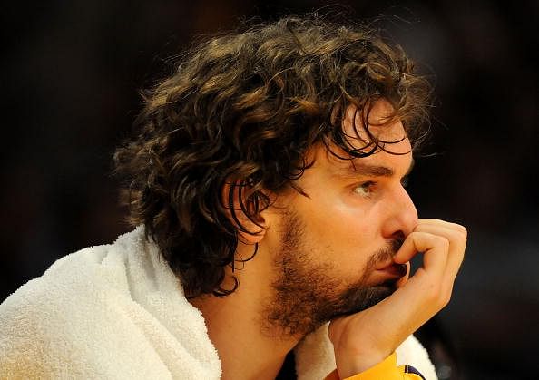 Gasol warms the bench. 