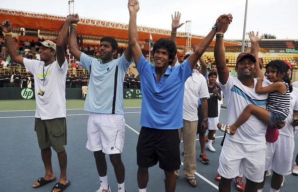 Indian tennis players Mahesh Bhupati (L)