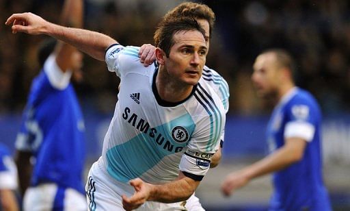 Chelsea midfielder Frank Lampard scores against Everton at Liverpool&#039;s Goodison Park on December 30, 2012