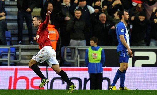 Manchester United&#039;s Robin van Persie (L) celebrates scoring at The DW Stadium in Wigan on January 1, 2013
