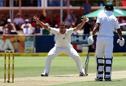 New Zealand bowler Doug Bracewell (centre) and South Africa batsman Graeme Smith, January 2, 2013 in Cape Town, Newlands New Zealand bowler Doug Bracewell (centre) and South Africa batsman Graeme Smith, January 2, 2013 in Cape Town, Newlands